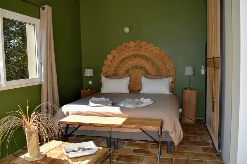 Chambre de la maison d'hôtes aux murs vert olive