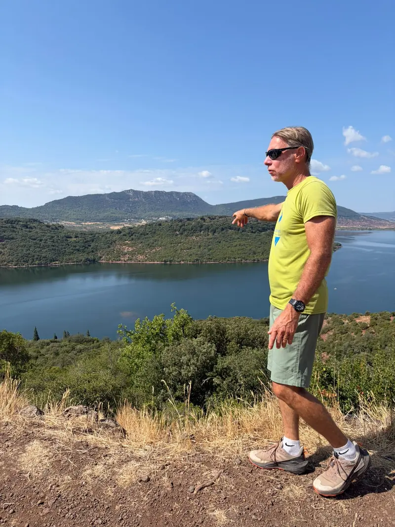 Fred, guide des randonnées en quad, montre le lac du Salagou