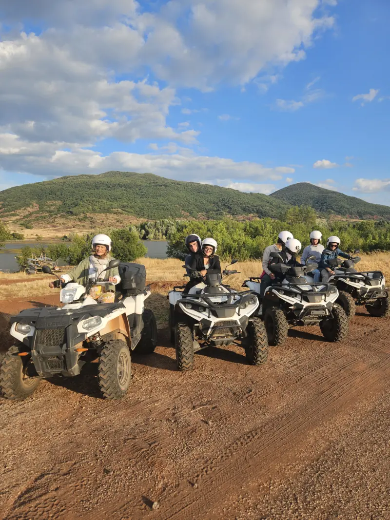 Groupe de conducteurs et passagers en quad au bord du lac du Salagou