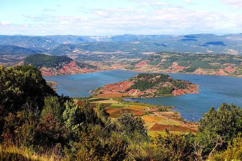 Le lac du Salagou et ses terres rouges vus d'en haut