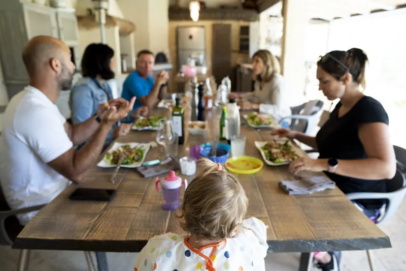 Repas partagé autour de la table d'hôtes du Clos